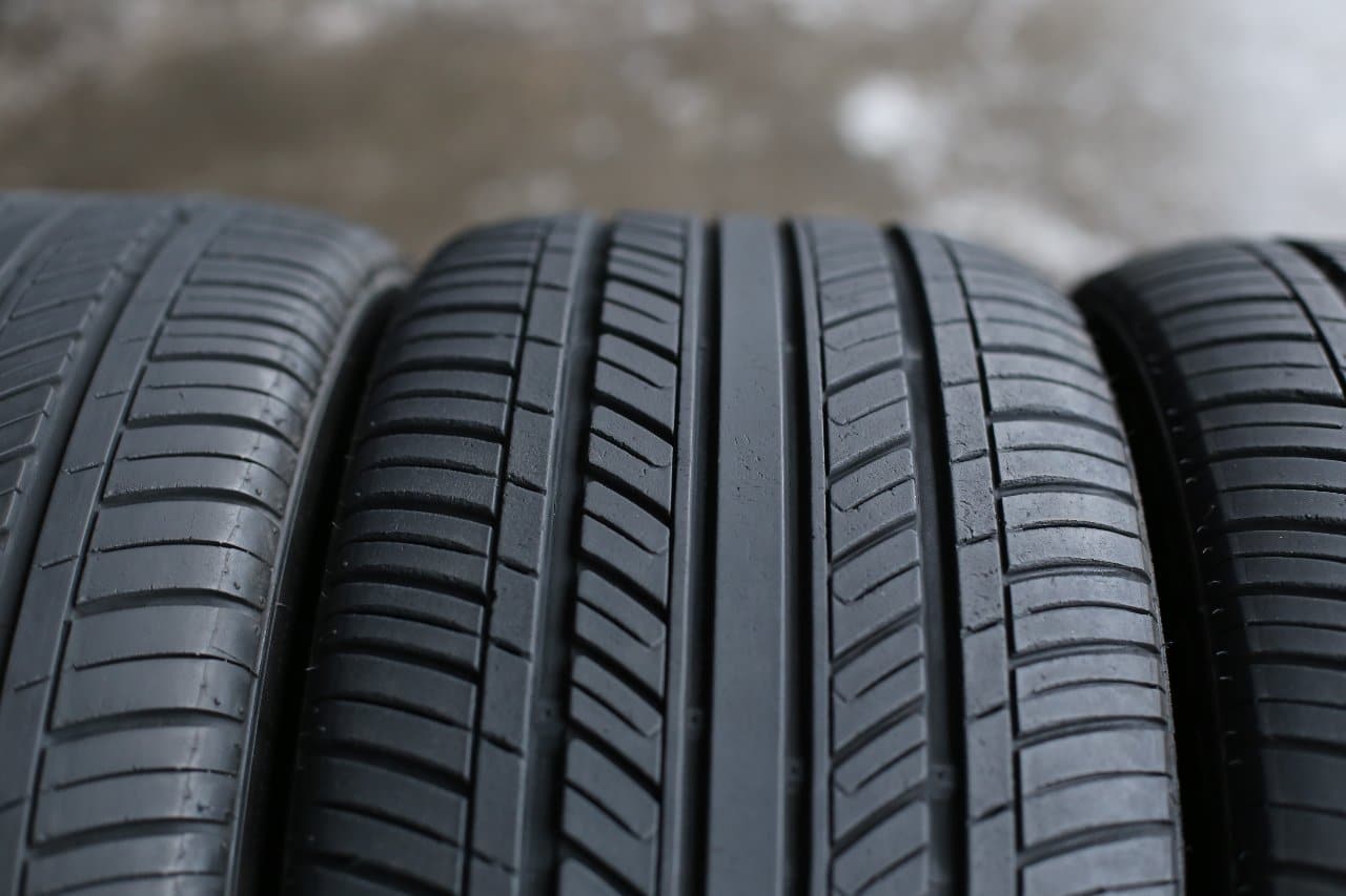 Častá chyba při huštění pneumatik automobilu před dlouhou cestou.