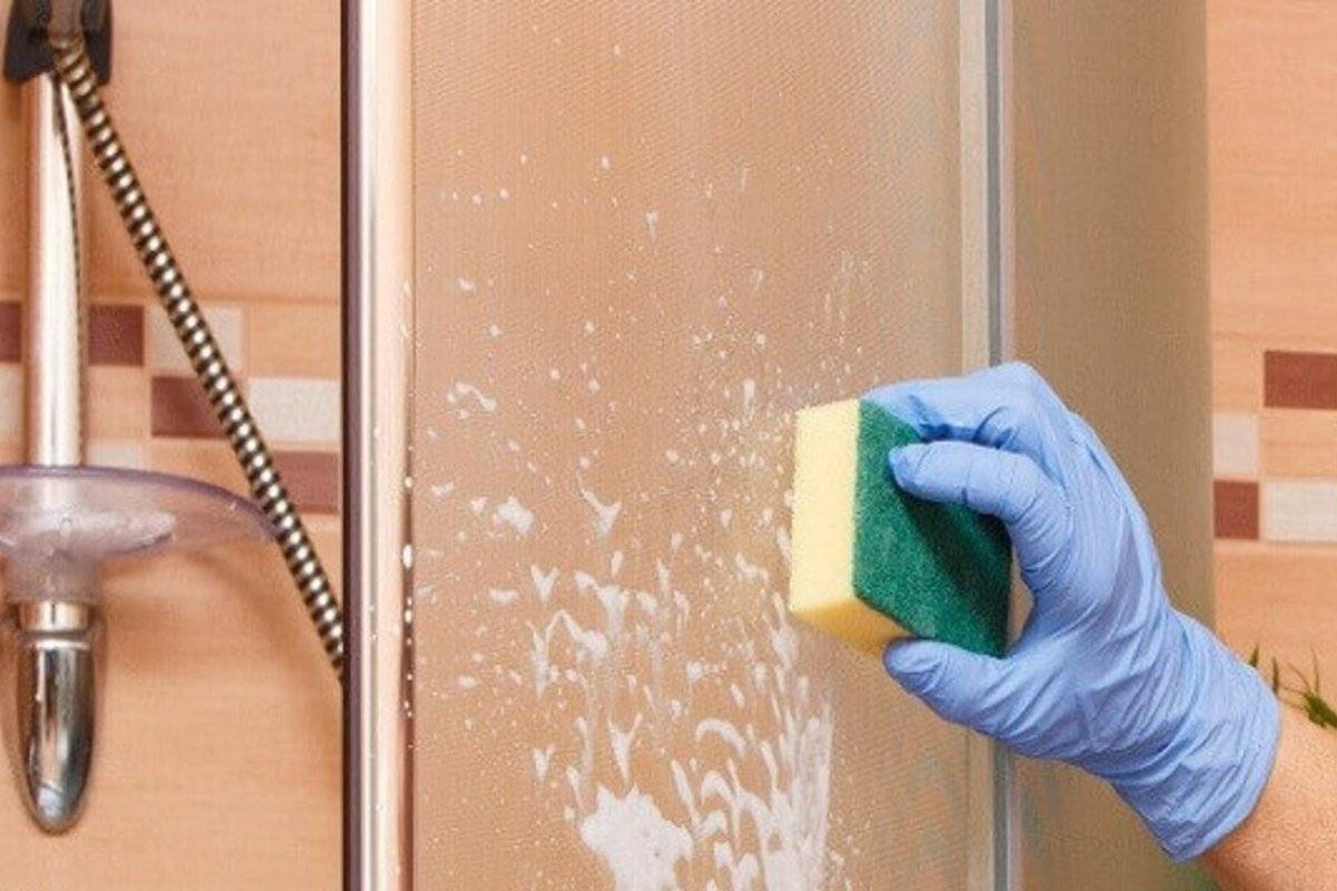 Černé skvrny ve sprše? Jednoduchý způsob, jak odstranit plíseň, aniž byste poškodili spáry mezi dlaždicemi.