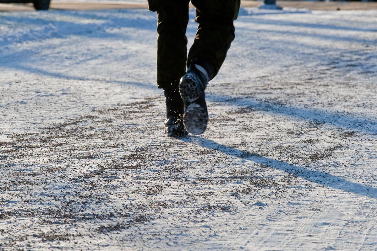 Nastříkejte tento prostředek na podrážky bot a přestanou klouzat i v silném mrazu. Je to ideální řešení pro náledí a zasněžené chodníky.