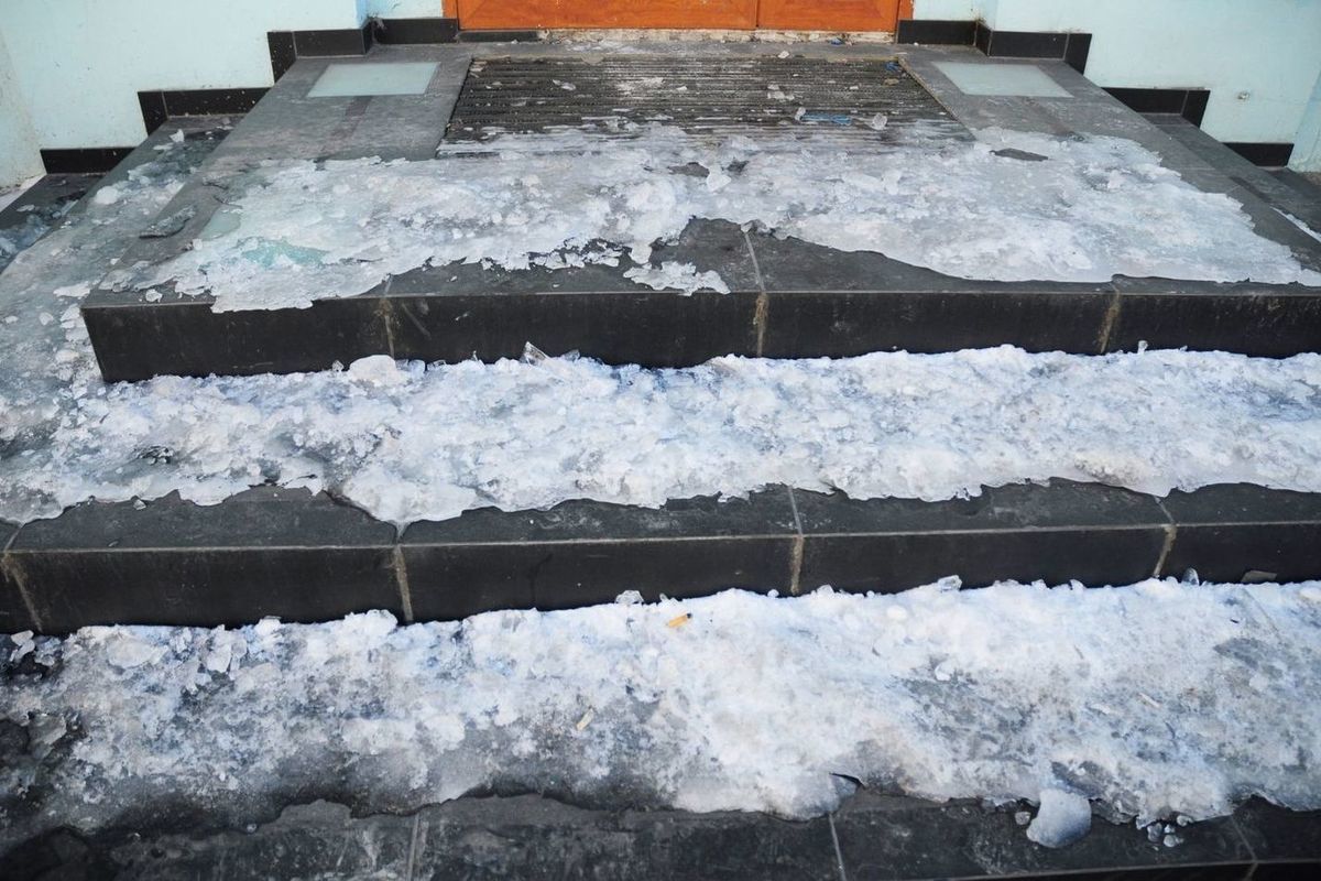 Posypte tímto prostředkem schody a příjezdovou cestu. Nezničí to vaše boty jako sůl, ale bude stejně účinné.