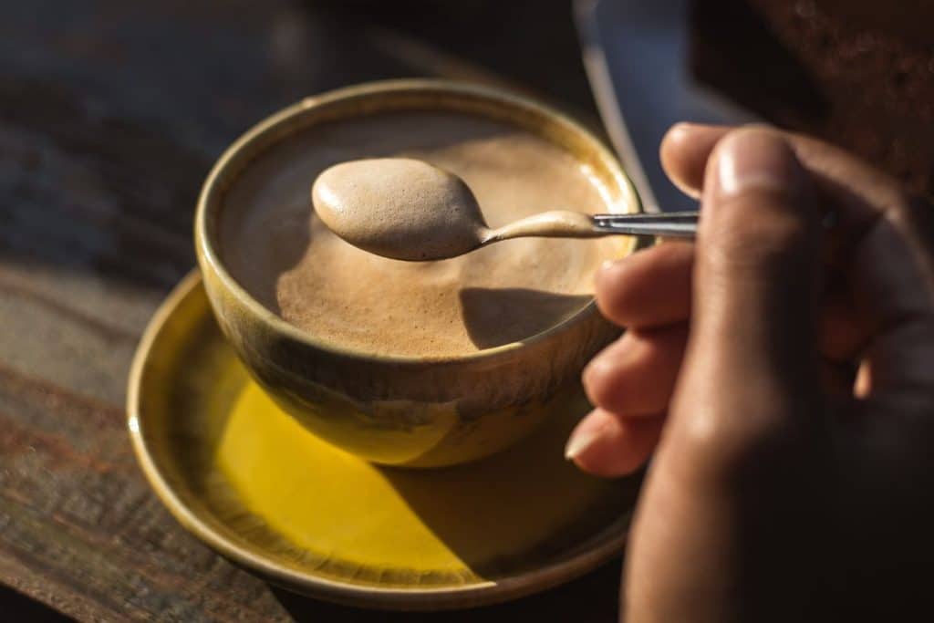 Řecké ženy pijí každý den ráno kávu s touto přísadou. Pomáhá zbavit se tuku na břiše a podporuje zdraví srdce.