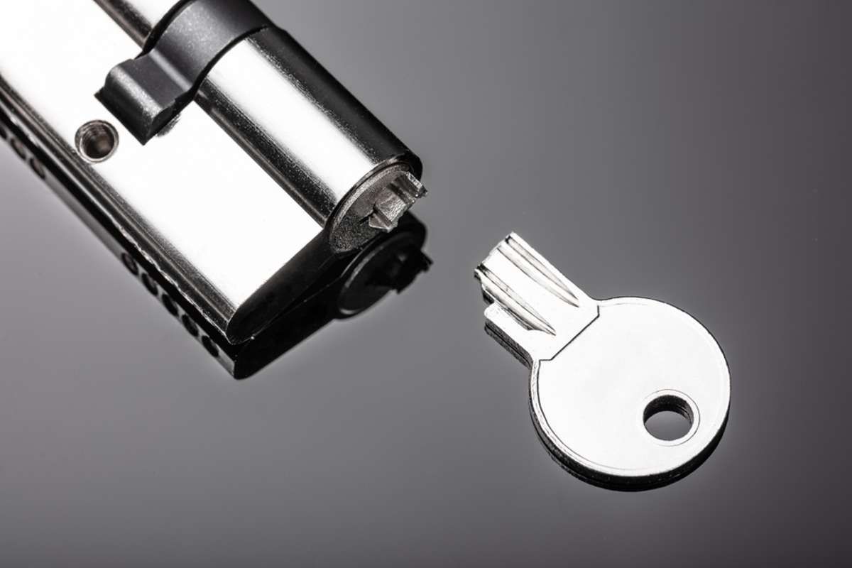 Kako izvaditi slomljeni ključ iz brave bez pozivanja bravara: jednostavan način korištenjem domaćih alata.
