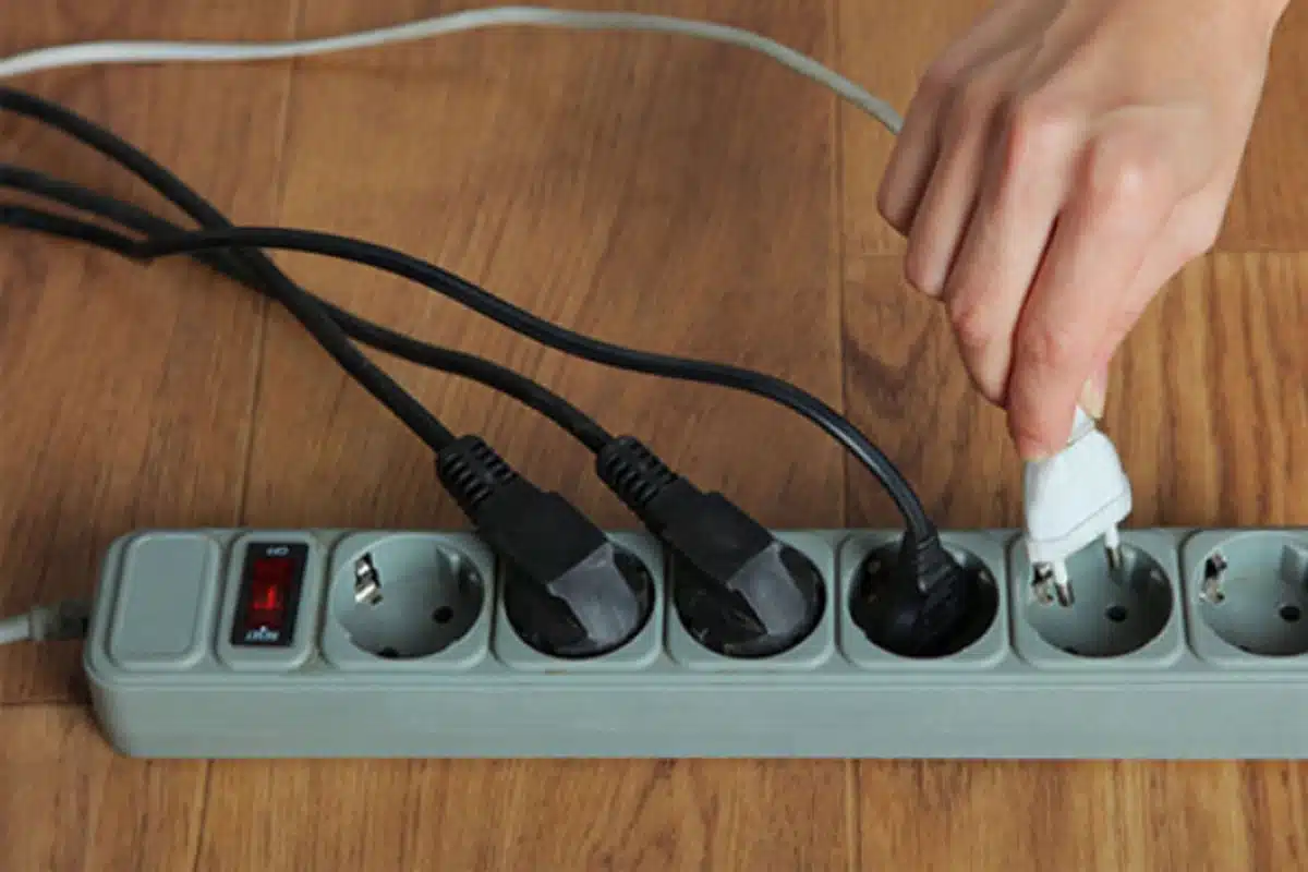 Jeden klik od požáru: 5 zařízení, která byste nikdy neměli připojovat k prodlužovacímu kabelu