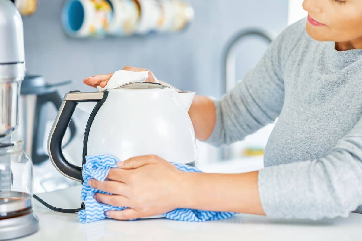 Místo octa a jedlé sody přidávám tento levný prášek. Vodní kámen z konvice zmizí jako mávnutím kouzelného proutku.