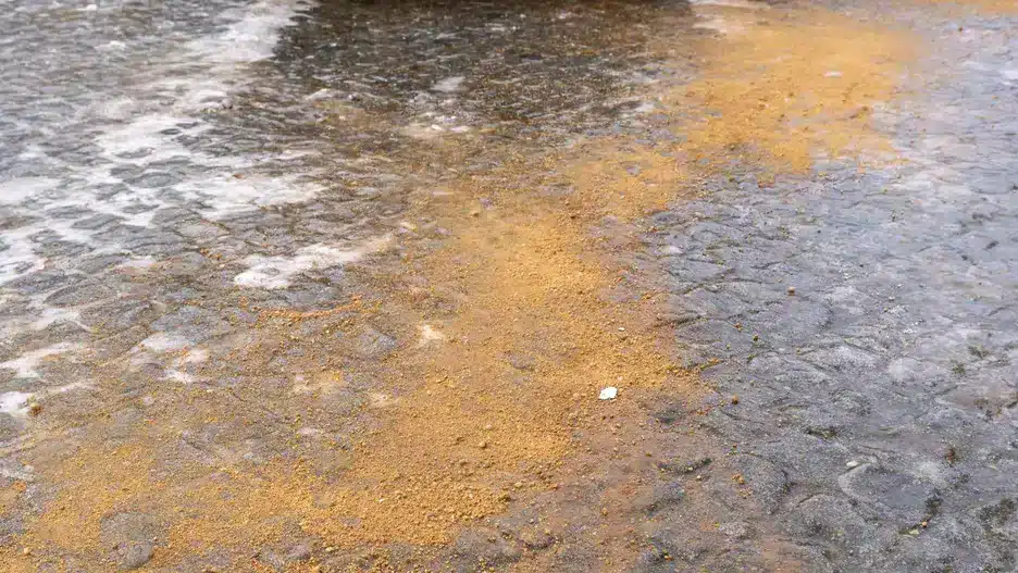 Umjesto soli, pospite ovu smjesu po kaldrmi. Otopi sav led.