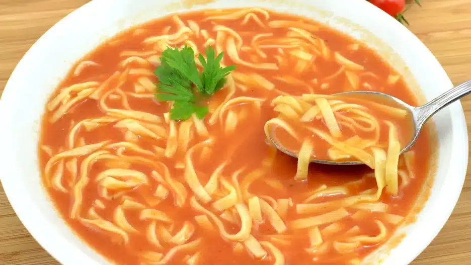 Přidávám 1 lžíci do hrnce s rajčatovou polévkou. Babiččin trik opravdu vylepšuje chuť polévky.