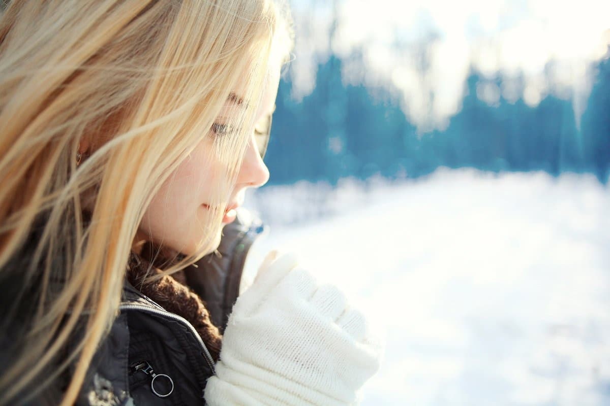 Děláte to, když v zimě vycházíte z domu? Proto jsou vaše vlasy suché a lámou se.