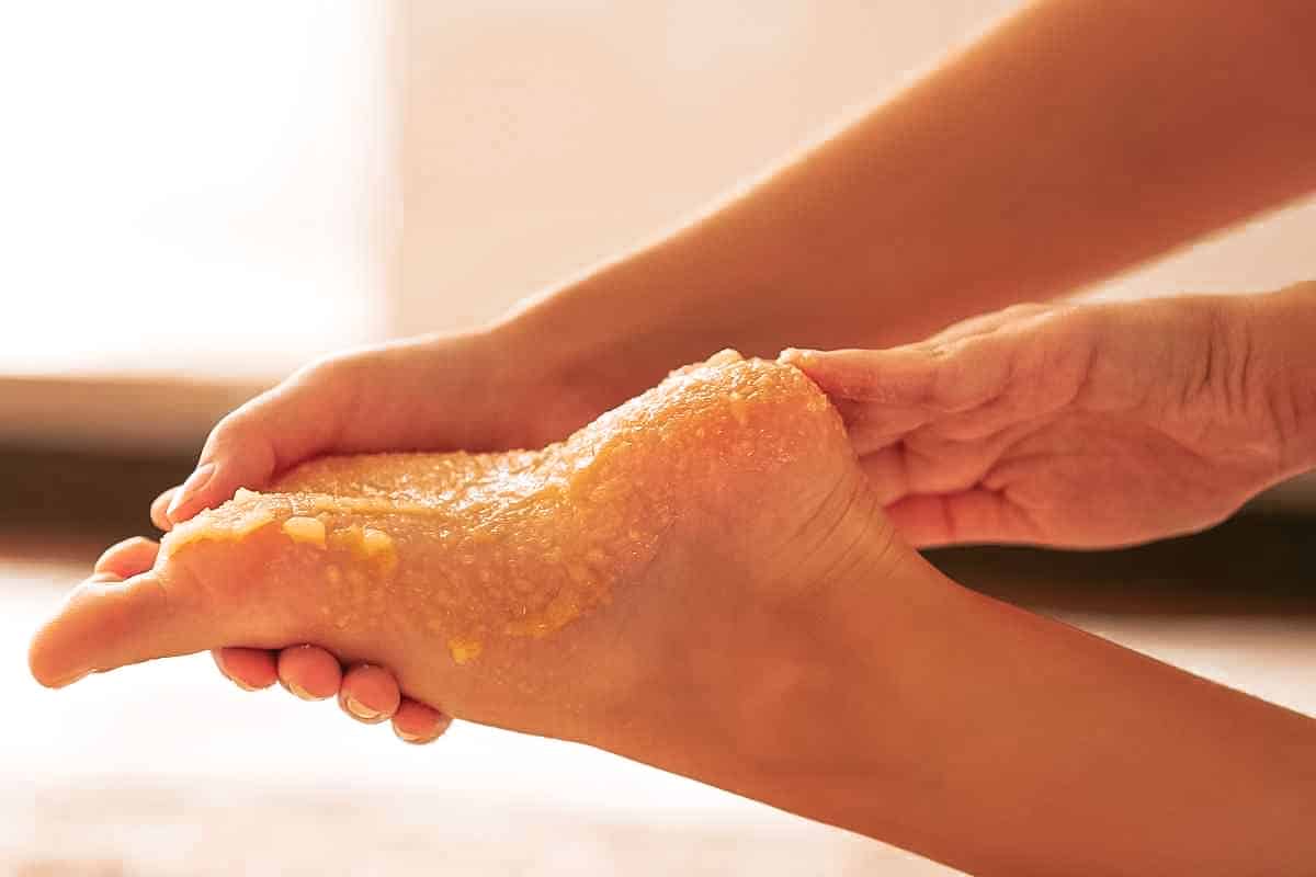 Vtírejte do suchých pat. Budou hladké jako u miminek.