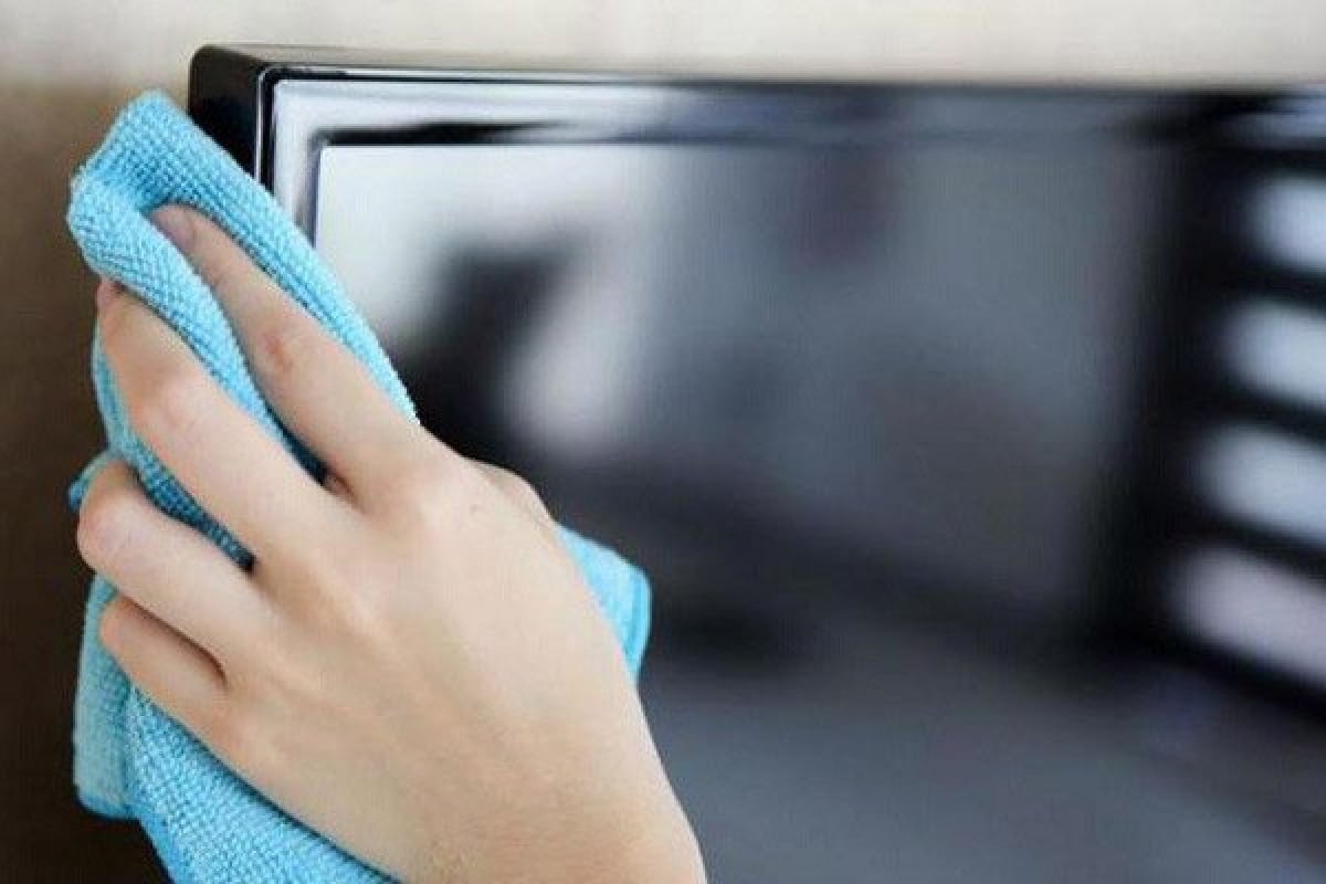 Navlhčete hadřík a otřete televizní obrazovku. Domácí prostředek na skvrny a mastné šmouhy.