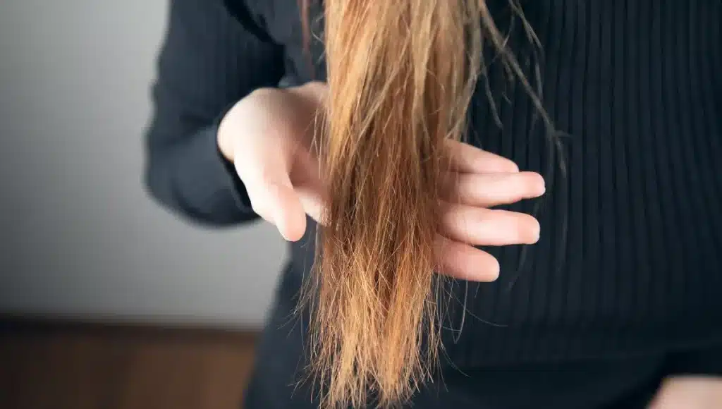 Jak posílit vlasy pomocí směsi s vaječnými skořápkami: účinná pasta domácí výroby.