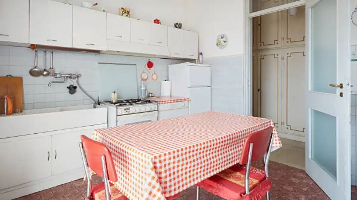 Tři chyby, kvůli kterým bude vaše kuchyně vypadat malá a tmavá, podle odborníka na interiérový design.