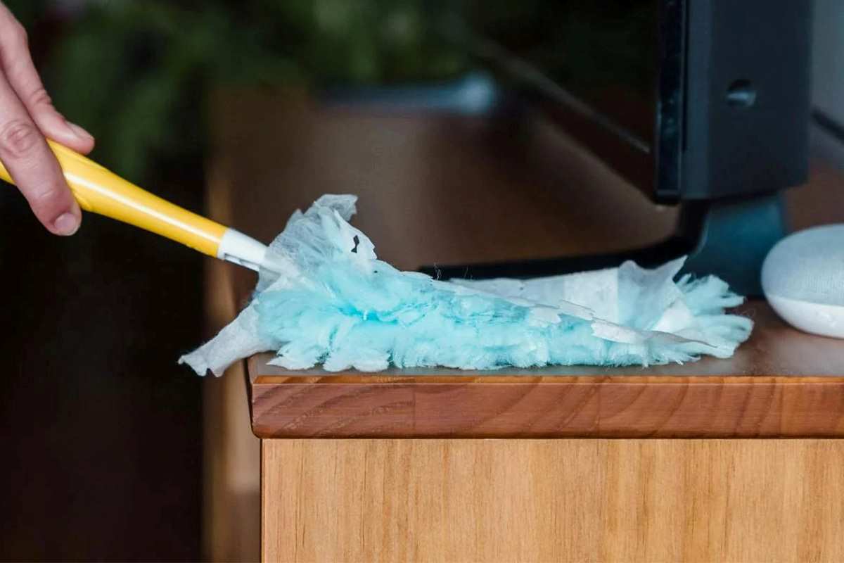 Navlhčete hadřík a otřete televizní obrazovku. Domácí prostředek na skvrny a mastné šmouhy.