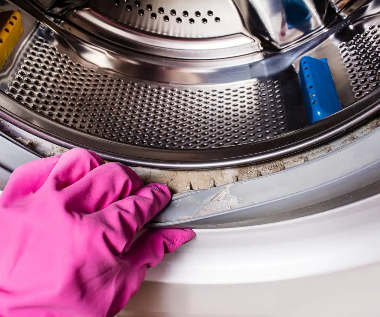 Pečlivě jej namočte a vložte za kryt pračky. To pomůže odstranit plíseň a pachy. Čištění pračky od plísně.