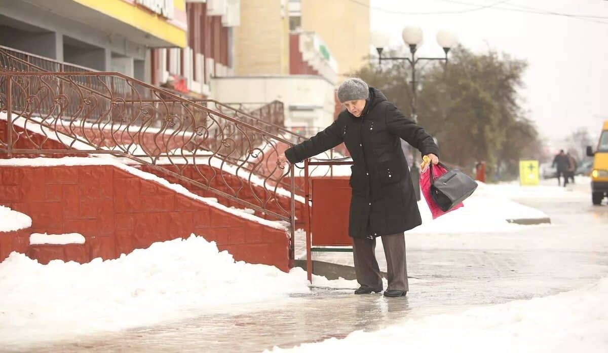 Rozsypejte ho na chodník před domem. Rozbíjí led 10krát lépe než sůl.