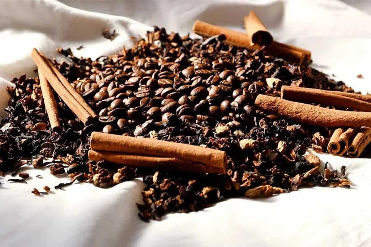 Domácí prostředek z skořice a kávy, který ztmavuje vlasy a zakrývá šediny za pouhých 45 minut.