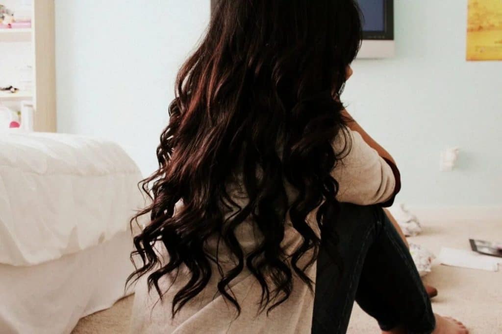 Domácí prostředek z skořice a kávy, který ztmavuje vlasy a zakrývá šediny za pouhých 45 minut.