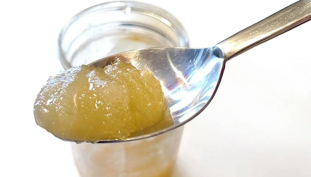 Znamená bílý povlak na medu, že je zkažený? Vysvětlíme vám, zda je bezpečný ke konzumaci.