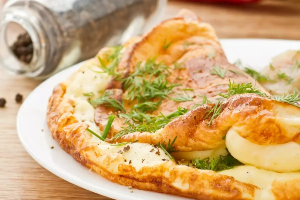 Vložte vše na pánev a poté rozklepněte vejce. Váš mozek se hned ráno rozběhne na plný výkon a budete mít více energie.