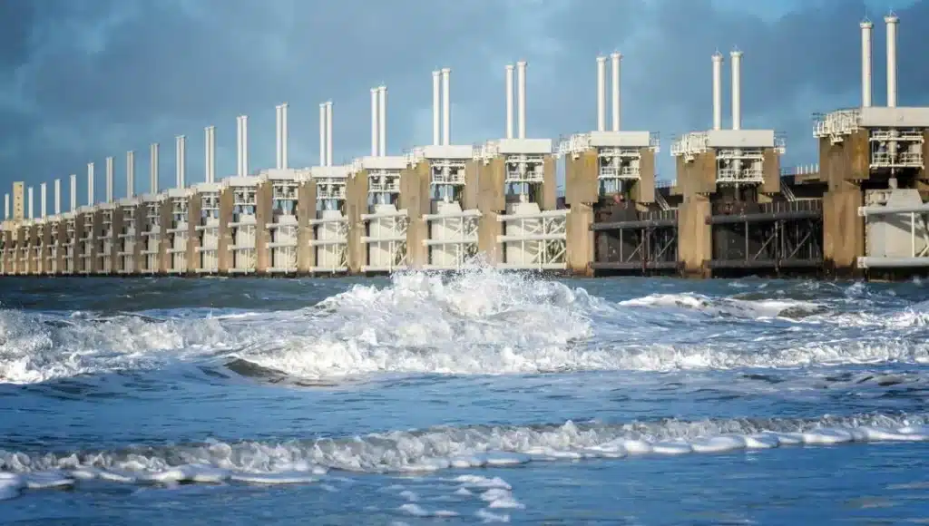 Staví infrastrukturu, která má zadržet oceán: je 700krát těžší než Eiffelova věž.