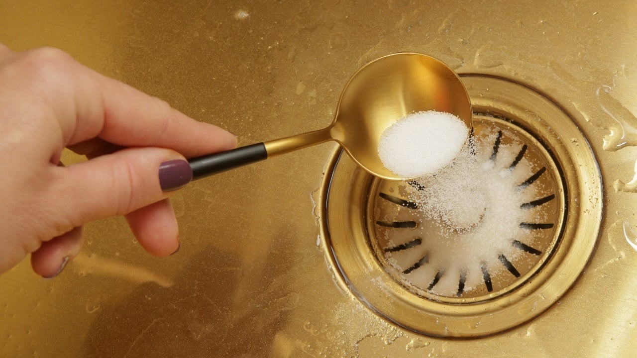 „Není třeba volat instalatéra“: horká voda a několik lžic tohoto prášku stačí k pročištění potrubí a jeho rychlému vyčištění