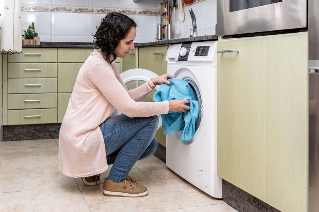 Jak odstranit skvrny od potu z oblečení – levné a skutečně účinné domácí metody