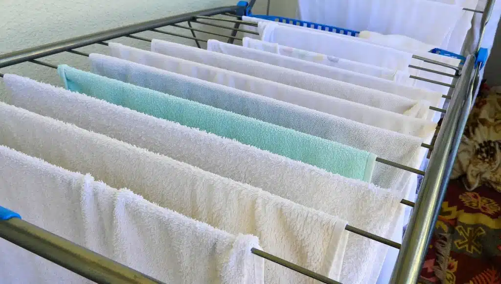 Nebezpečí sušení oblečení v místnosti: velmi častá chyba.