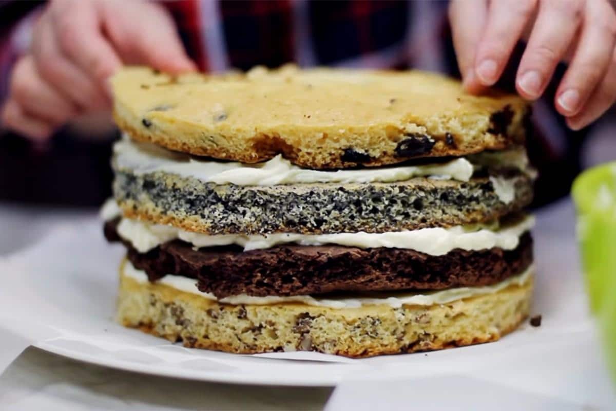 Vícevrstvý dort „Kukačka“ vypadá, jako by byl upečený v té nejlepší cukrárně. A to je teprve začátek.