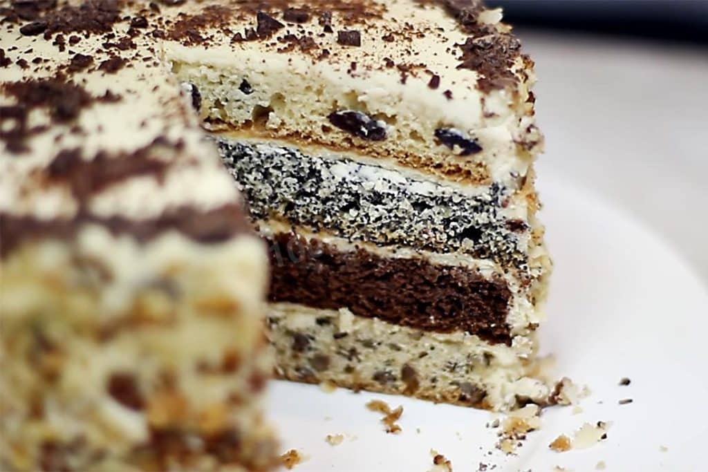 Vícevrstvý dort „Kukačka“ vypadá, jako by byl upečený v té nejlepší cukrárně. A to je teprve začátek.