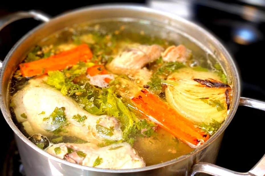 Do vývaru přidávám jen dva plátky. Polévka je pak velmi chutná a nepotřebuje žádné umělé koření.