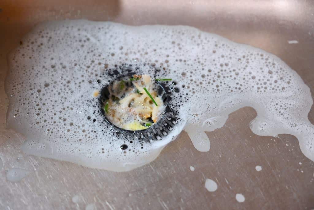 Nasypte do odpadu trochu pomerančového prášku z kuchyně. To vyčistí dřez a odstraní nepříjemný zápach.